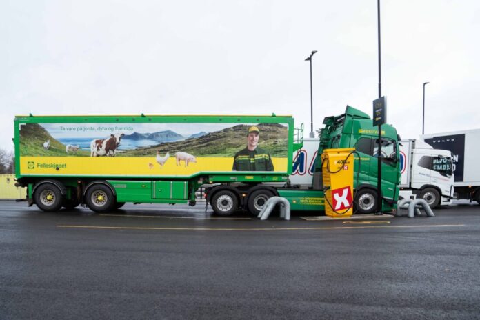 Felleskjøpet og REMA 1000 var blant de første ladekundene ved tungbilladingen hos Uno-X 7-Eleven Alfaset. (Foto: Uno-X Mobility)|Kunde ved tungbilladeplassen hos Uno-X 7-Eleven Alfaset. (Foto: Uno-X Mobility)
