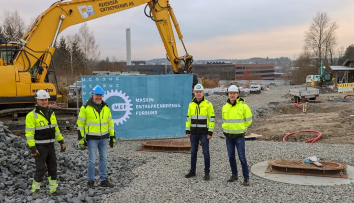 Reiersen Entreprenør bruker en av selskapets mange Komatsu-gravere til grunnarbeidene ved Vannsenteret. Fra venstre: Ragnar Skarde
