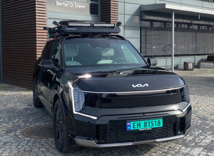 Kia Bil Norge er først i verden med å bygge om en EV9 til varebil med to seter. Dette har de gjort uten å skjære i tak eller annet interiør. (Foto: Kia Bil Norge)|Lengden på varerommet i EV9 er over to meter. Åpningen er over 70 centimeter høy. I versjonen med dobbelt gulv blir det én høyde på hele gulvet. (Foto: Kia Bil Norge)|En skuff på hver side er standard. Velger man det doble gulvet er det totalt fire skuffer. (Foto: Kia Bil Norge)|Trenger du 3600 watt til noe? Bare å plugge i enten inni bilen eller via V2L adapteret på utsiden. Nok effekt til lamper