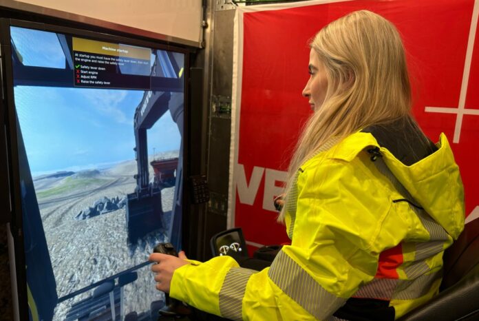 Maria Seljesæther kjører gravemaskinsimulator. (Foto: Veidekke)||Prosjektleder Tommy Johansen. (Foto: Veidekke)