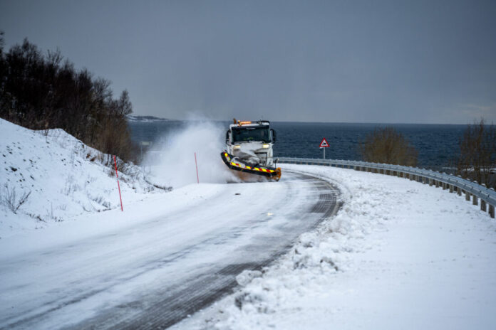 Sju entreprenører konkurrerer om å drifte 410 km riksvei for 310 000 trøndere. (Illustrasjonsfoto: Statens vegvesen)|Kart som markerer strekningene i driftskontrakt 