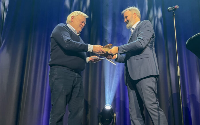 Vinterdriftprisen 2025 gikk til Thor Arve Øveraasen (t.v.). Bjørn Laksforsmo, divisjonsdirektør i Statens vegvesen overrakte prisen. (Foto: Njål Hagen)