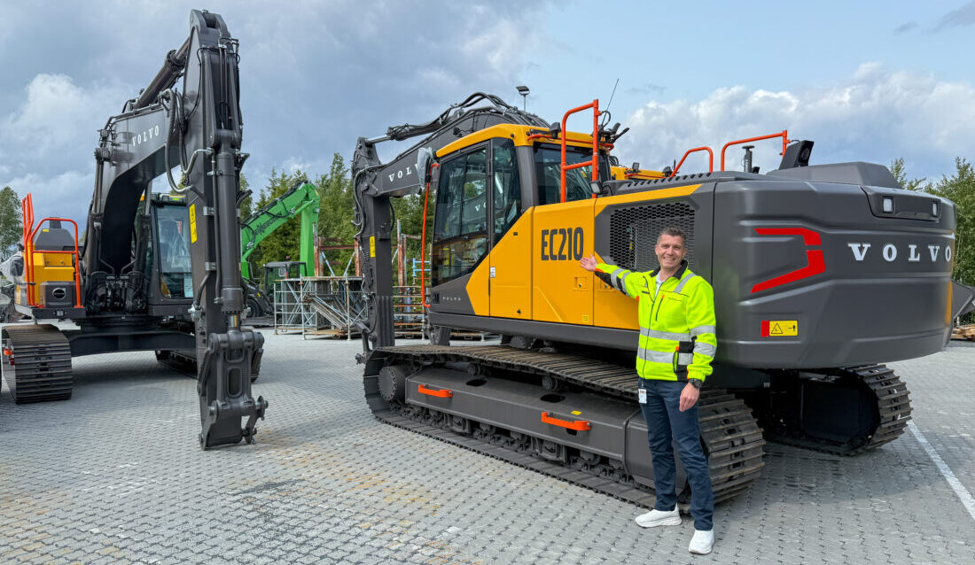 Stian Brække, produktsjef hos Volvo Maskin, med de to helt nye EC210-maskinene de nettopp har fått inn til Drøbak. (Foto: Njål Hagen)
