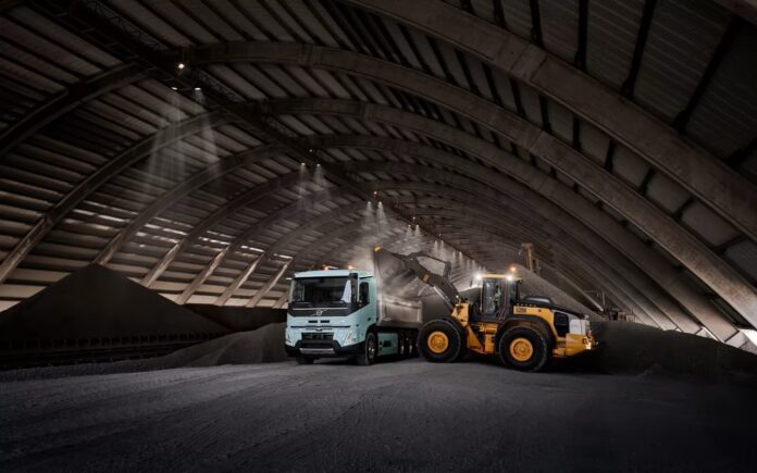 Elektriske lastebiler fra Volvo Trucks har kjørt 2000 ganger rundt jorden på fem år. (Foto: Volvo Trucks)|Volvos el-range består av åtte modeller. (Foto: Volvo Trucks)