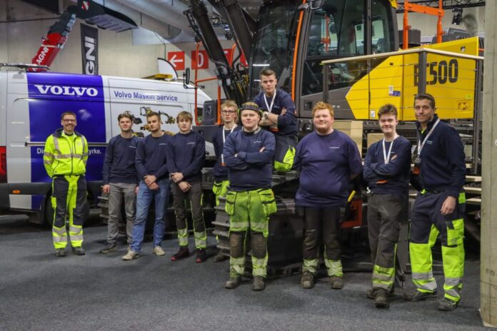 Åtte lærlinger fra Volvo Maskin Service (VMS) er med på å rigge Volvo-standen på Vei og Anlegg 2024. Fra venstre: Frode Andersen