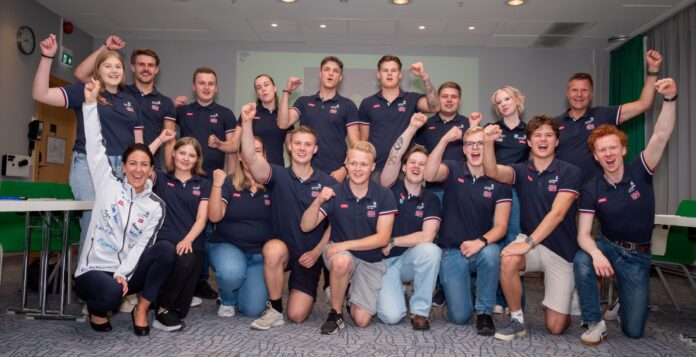 Arbeidsminister Tonje Brenna (hvit jakke) møtte Yrkeslandslaget 2024 før avreise til Lyon, Frankrike. (Foto: WorldSkills Norway)