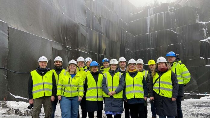 I praksis: Før oppstartsmøtet var det befaring til et av Lundhs' brudd. (Foto: Norsk Bergindustri)|Felles interesse: Flere aktører i bransjen samarbeider om det nye forskningsprosjektet. (Foto: Norsk Bergindustri)