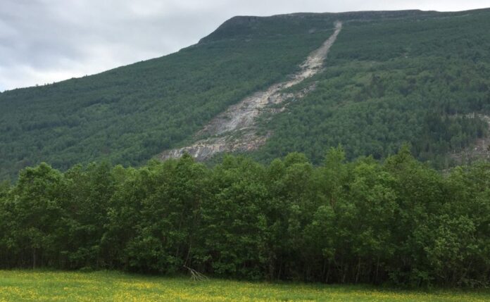 Den nasjonale skredhendelsesdatabasen (NSDB) inneholder nesten 100 000 registrerte skred i Norge. (Illustrasjonsfoto: Bjørn Lytskjold/NVE)|Statistikken viser hvor og hvor mange skred per år i Norge. Her er tallene fra siste ti år. (Statistikk: NVE)