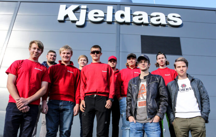 FORNYØDE: Lærlingene trives hos Kjeldaas. Her er 10 av bedriftens 11 lærlinger samlet foran bedriftens nye kontorbygg i Sande, Vestfold. Fra venstre: Thor Anton Kjeldaas, Even Knem (bak), Martin Thomassen, Marcus Faye (bak), Fredrik Røste, Jørgen Hellerud (bak), Vebjørn Holm (bak), Sondre Gulliksrud Hansen, Tor Emil Bergerud (bak) og Jan Erik Stamnes. Ikke tilstede: Tina Brekke Hannevold. (Foto: Runar F. Daler).