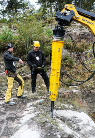 En fjellsplitter av typen Darda C20 montert på en Brokk 280, splittet fjellet lekende lett. Brokks norske sjef, Dag-Helge Andresen, forklarte, mens Patrik Lindqvist fra Brokk i Sverige styrte maskinen. (Foto: Runar F. Daler).