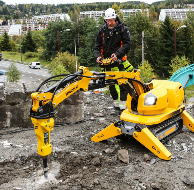 Verdens minste riverobot, var også på plass i Groruddalen. Maskinfører Anders Johansen fra R3 Entreprenør lot seg overbevise av styrken, til tross for størrelsen. (Foto: Runar F. Daler).