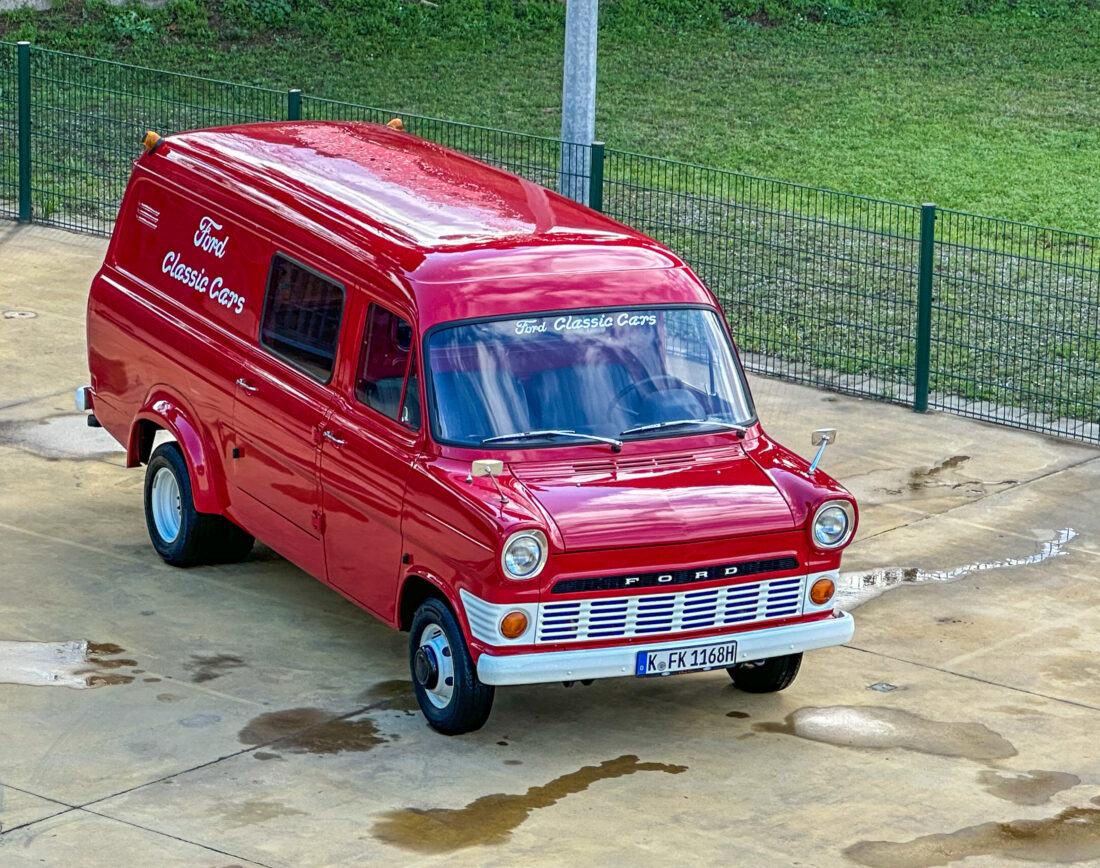 Ford Transit fyller 60 år i år. Her er en av flere første generasjons-Transiter vi fikk se på turen. (Foto: Runar F. Daler)