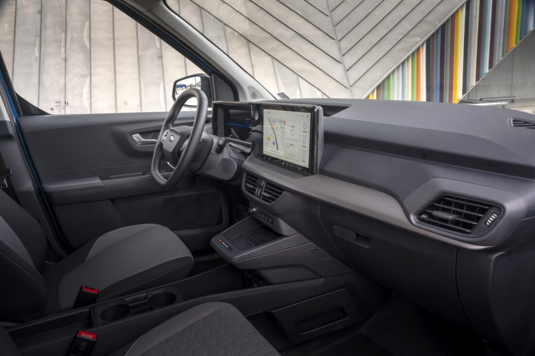 Det moderne interiøret i E-Transit Courier har et digitalt 12-tommers instrumentpanel og SYNC 4 med trådløs Apple CarPlay/Android Auto. (Foto: Ford)