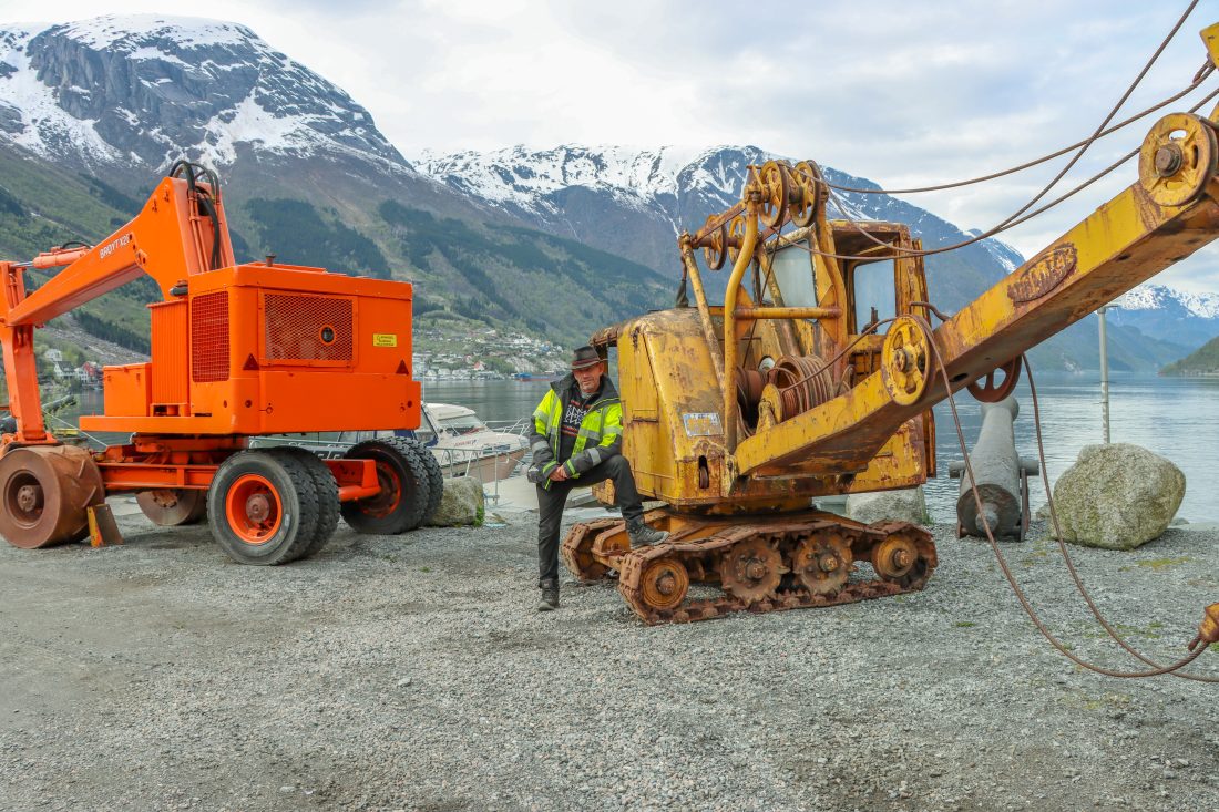 Leif Einar Lothe driver i dag allerede en populær bobil-camp i Odda sentrum, og på området har han samlet et antall gamle traktorer, maskiner og biler. (Foto: Njål Hagen)