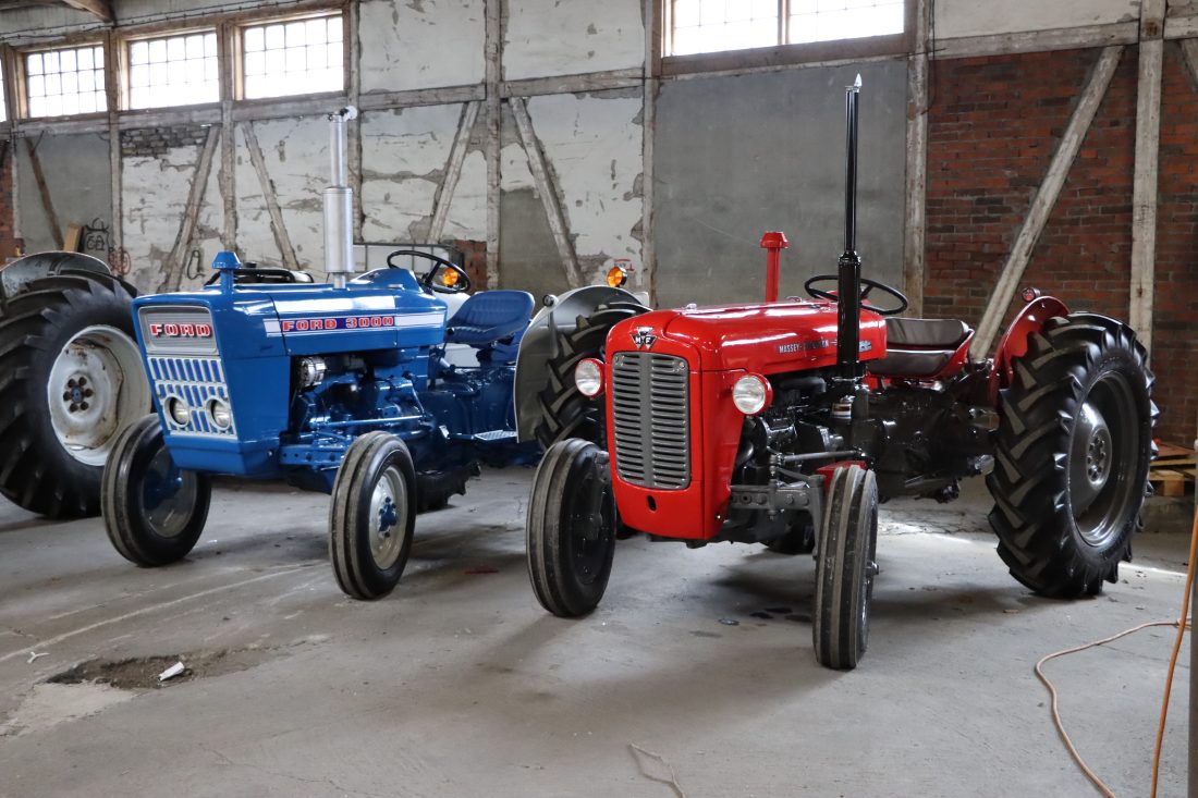 To av traktorene i samlingen er restaurert. Forden er Leif Einars, mens den røde Massey Ferguson tilhører samboer Randi. (Foto: Njål Hagen)