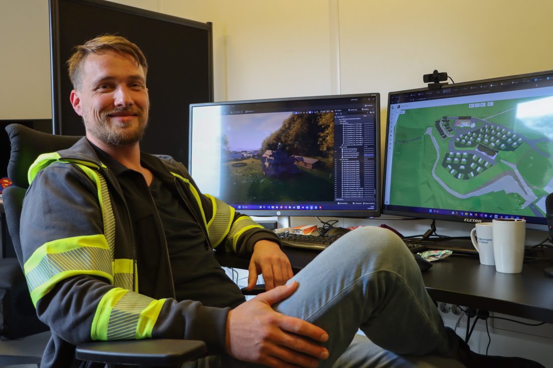 Prosjektleder Øyvind Andersson i Bygg og Anleggskompetanse AS viser oss tegninger av hvordan campingplassen med langhus og stavkirke kommer til å bli. (Foto: Njål Hagen)