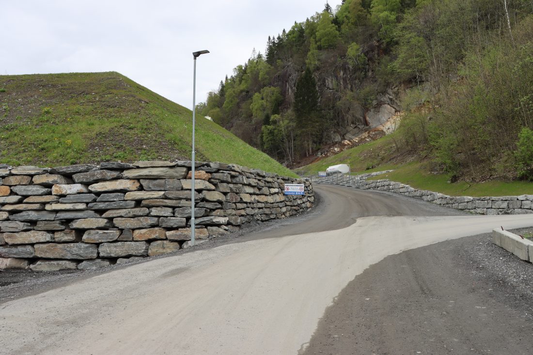 Innkjøringen til campingen er bygget opp av stein fra Jondal og er et flott førstemøte for campinggjestene når anlegget åpner i 2024. (Foto: Njål Hagen)