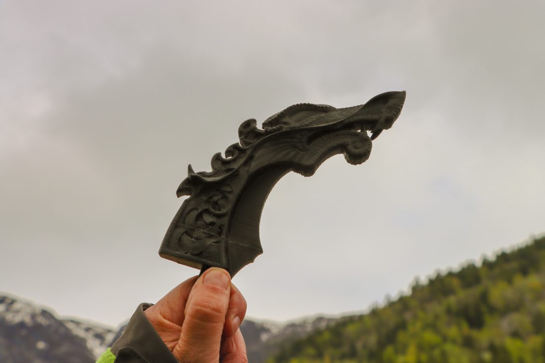 Stavkirken skal utsmykkes med mange utskjæringer og 12 dragehoder. Vestlandske Limtreindustri i Holmefjord i Sogn har store CNC-maskiner som skal gjøre jobben. (Foto: Njål Hagen)