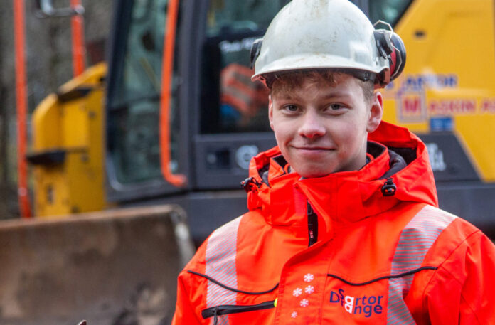 10_anleggsrorlegger-1-b STAS: Isak Alvar Nilsson (19) er glad for endelig å være i gang som lærling i anleggsrørleggerfaget. Og det er stas å være blant de aller første i landet. (Foto: Runar F. Daler)