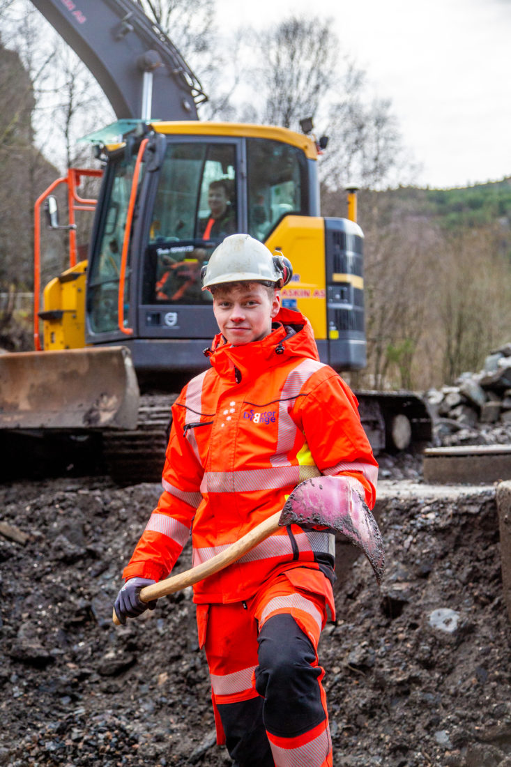 Isak Alvar Nilsson var den eneste fra Os videregående som valgte seg ut anleggsrørleggerfaget. Han er den eneste lærlingen i faget hos Sartor Drange foreløpig. Og han stortrives. (Foto: Runar F. Daler).