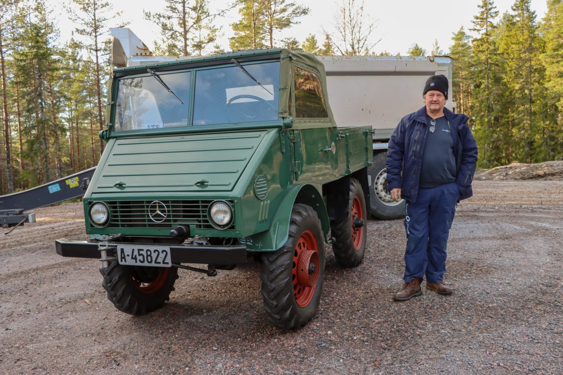Dette er Unimog nr. 2 solgt i Norge, og registrert første gang 22. januar 1954. Dieselmotoren er på 1767 cm3 og yter 18,3 kW/24,9 hk. Den eies av Bertel O. Steen, og historiegruppen sørger for vedlikehold og at den får luftet seg med jevne mellomrom. Tommy Andre Hagen er blant ildsjelene i historiegruppen og er fadder for Unimogen. (Foto: Njål Hagen)