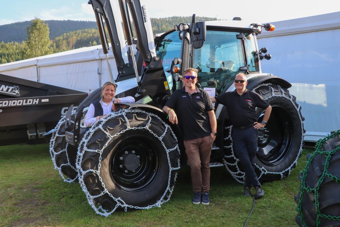 Under årets Dyrsku’n i Seljord lanserte selskapet fargede kjettinger av bestselgeren Easy On 7mm, som matcher fargene til traktorene fra Valtra. F.v. Stine Lilleseth, Nils Sand, produktsjef for Valtra, og Per Ivar Hveem, salgssjef i Akershus Traktor. (Foto: Njål Hagen)