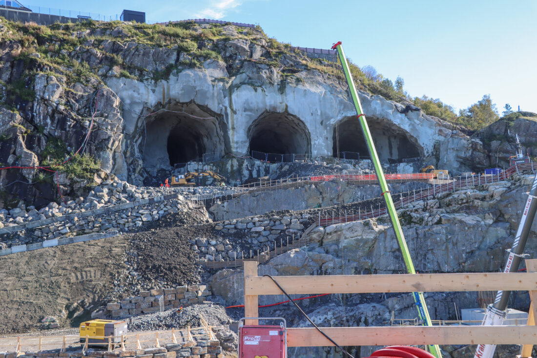 Det er flere tunneler i prosjektet. Her har Sartor & Drange bygget tilførselsveier og utfører wiresaging i tunnelåpningen til venstre på bildet. (Foto: Njål Hagen)