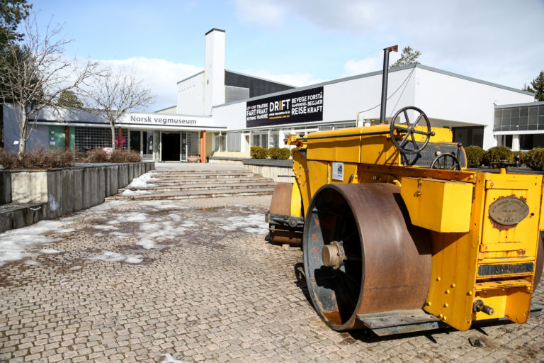 Museet fyller 25 år i år, og snart starter byggingen av et eget kjøretøyhistorisk museum på samme område. Veivalsen i forkant er antatt årsmodell 1933 og produsert av engelske Wallis & Steevens. Den ble gitt til museet av A/S Sigurd Hesselberg i 1991. (Foto: Runar F. Daler).
