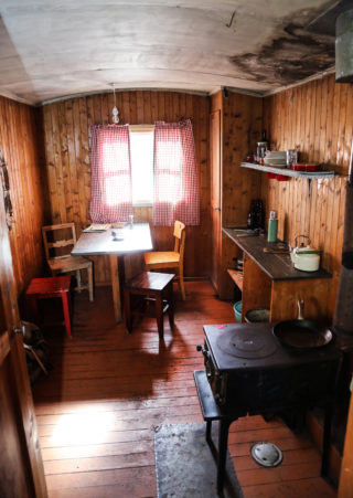 Her kan man få et innblikk i hverdagslivet i en gammel, tradisjonell arbeidsbrakke. (Foto: Runar F. Daler).