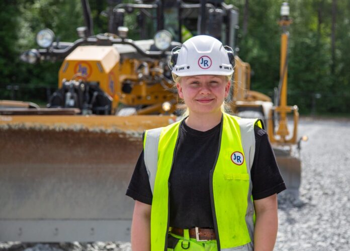 Det er ingen tvil om hva slags maskin Karoline Eiléen Bøhler Fredriksen liker best. Hun falt pladask for veihøvel, og har ikke sett seg tilbake. (Foto: Runar F. Daler)