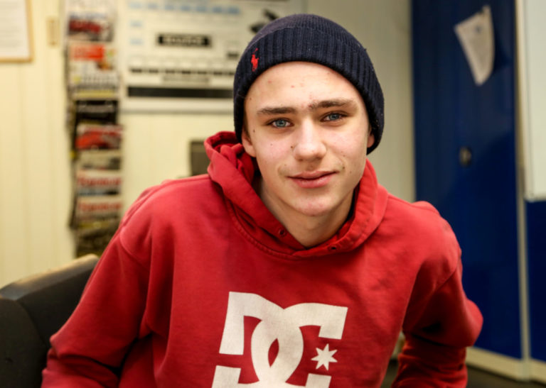 IKKE REDD FOR Å FRYSE: Adrian Pedersen (16), vg1 Tip-elev ved Solør vgs. tror mange kvier seg for å bli skosmaskinmekanikeryrket fordi de ikke vil fryse. Selv vil han gjerne være ute i skogen og skru på skogsmaskiner. (Foto: Runar F. Daler).