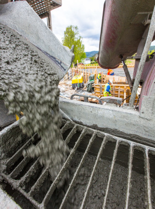 Her fylles 300 kubikk betong i forma.