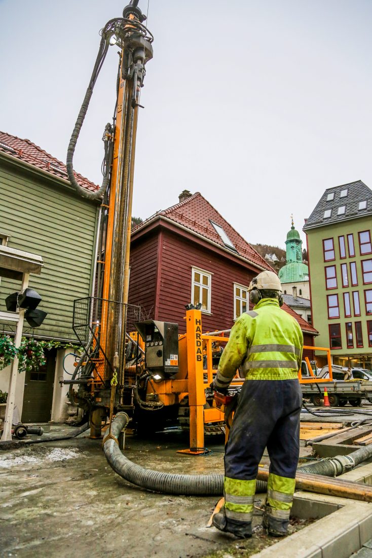 Det er ikke bare-bare å bore energibrønner i den historiske delen av Bergen. (Foto: Runar F. Daler)