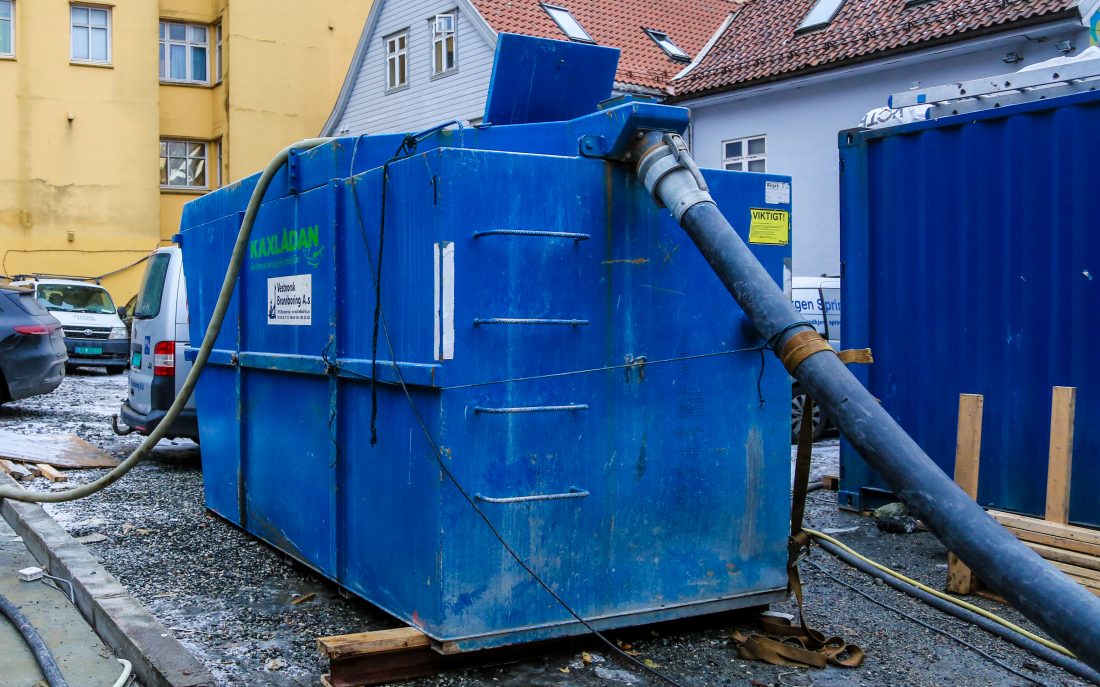 Alt av vann og boreslam går gjennom sedimenteringscontainere. Først en lukket sedimenteringscontainer, og deretter en åpen container. Boreslammet kjøres til godkjent deponi. (Foto: Runar F. Daler)