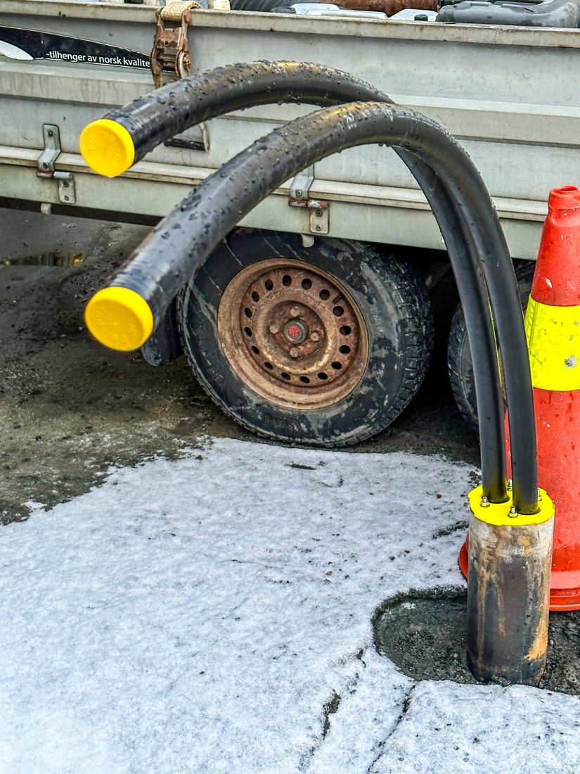Det skal bores 12 energibrønner på den lille tomten. Dette er allerede ferdig. Energibrønnen henter opp grunnvarme gjennom sirkulering av en frostsikker veske i en kollektorslange i borehullet. (Foto: Runar F. Daler)