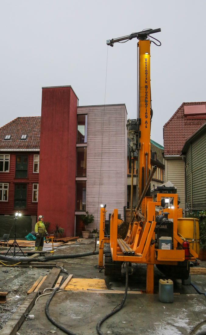 Det er generelt trangt og kronglete inne i sentrum, og det skal være minst 15 meter mellom hvert hull. (Foto: Runar F. Daler)