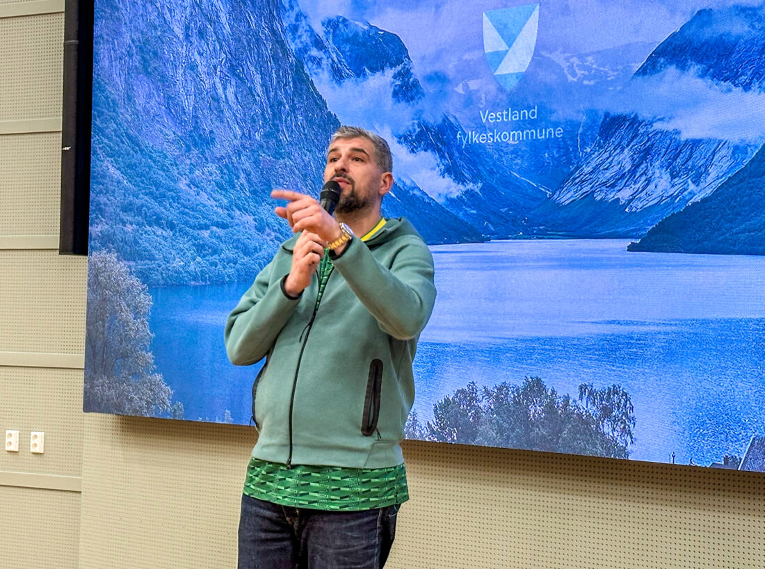 Leo Ajkic holdt et engasjerende innlegg for deltakerne på dag to. Temaet var utenforskap. (Foto: Runar F. Daler)