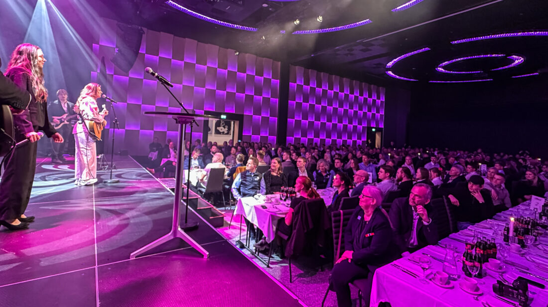 Det var flere kulturelle innslag under Yrkes-NM. Her er det artisten Alice som underholder under den store NM-middagen. (Foto: Runar F. Daler)