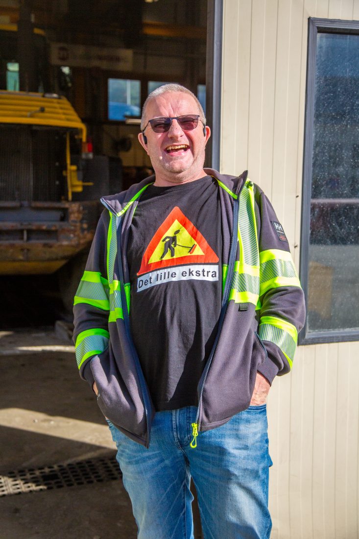 Faglig leder Børge Telle holder kontroll på lærlingene, med godt humør. (Foto: Runar F. Daler)