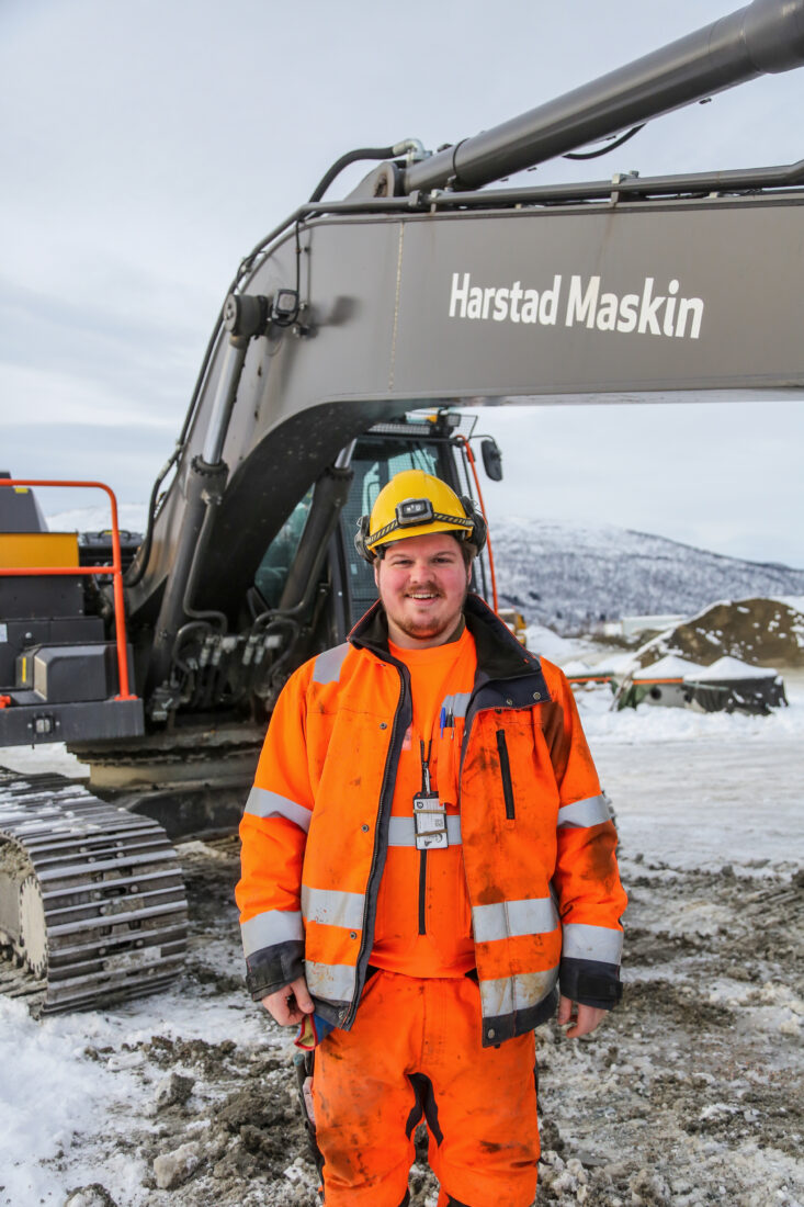 – Jeg var litt nervøs og bekymra for at de andre på jobben skulle være oppgitte over at jeg ikke kunne noe særlig da jeg begynte her. Men sånn har det ikke vært i det hele tatt. Det har vist seg at de aller fleste i denne bransjen er ordentlig hyggelige folk, smiler Sondre. (Foto: Runar F. Daler)