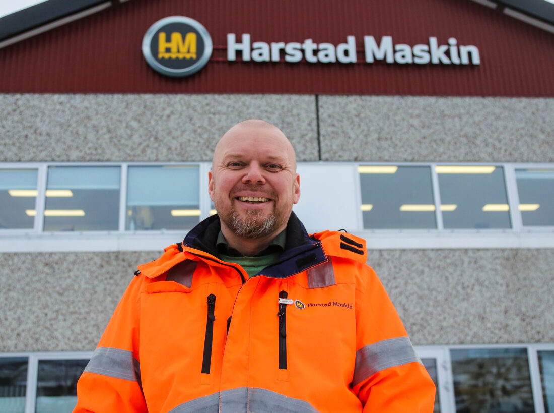 – Sondre var veldig motivert og lærevillig fra første stund. Sånn er det ikke alltid. Men det er jo litt av konseptet, man må prøve det ut og se. Det er veldig hyggelig at vi fikk en suksesshistorie allerede i oppstarten av Anleggsløftet, sier daglig leder i Harstad Maskin, John Olav Solaas. (Foto: Runar F. Daler)
