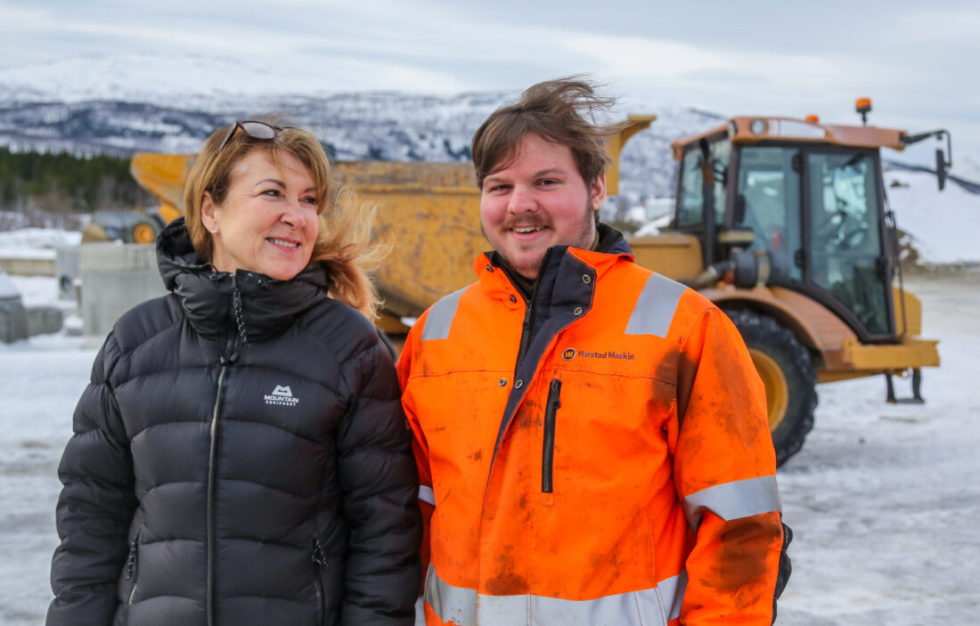 MEFs distriktssjef i Troms, Jorunn Nyheim, er initiativtaker og primus motor for «Anleggsløftet». Her er hun sammen med Sondre William Aronsen, som stortrives hos Harstad Maskin. (Foto: Runar F. Daler)