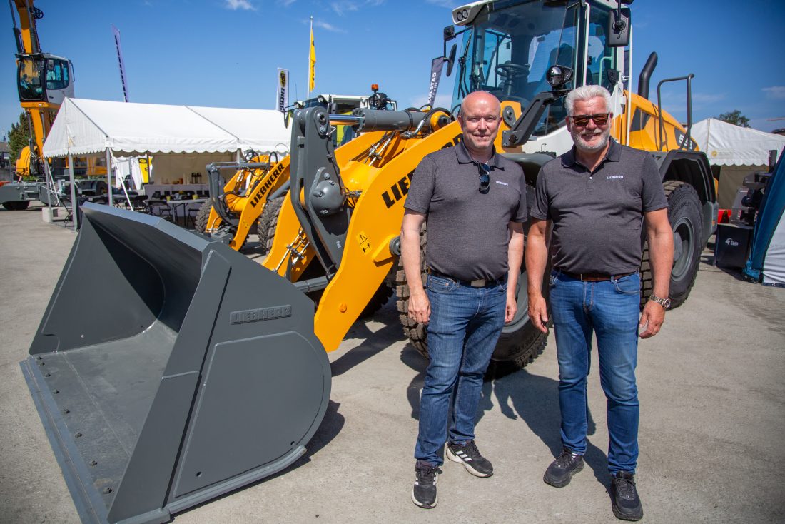 Andreas Broström fra Volvo CE og Erik Forsberg fra Parker Hannifin foran den nye, elektriske hjullasteren. (Foto: Runar F. Daler)