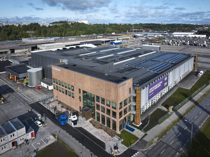 Tirsdag 5. september var offisiell åpning av batterifabrikken ved Scanias hovedkvarter i Södertälje. (Foto: Scania)|Batterielektrisk Scania som er levert til Verdalskalk. (Foto: Scania)|Batterimonteringen vil sysselsette 550 personer og er svært automatisert. (Foto: Scania)