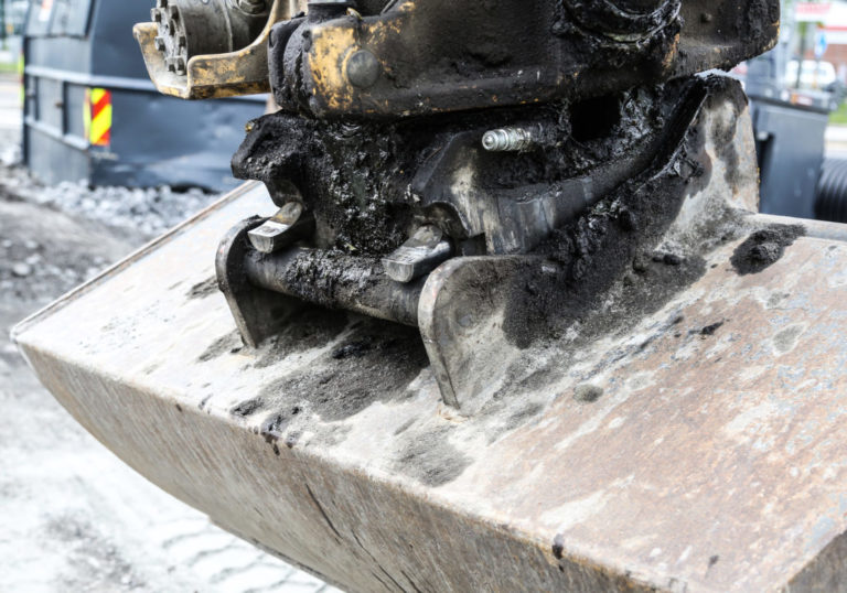 VISUELL KONTROLL: Selv om indikatorpinnen viser at skuffen er låst, bør man snu skuffen og sjekke at det ser riktig ut. Det gjør det ikke her! (Foto: Runar F. Daler).