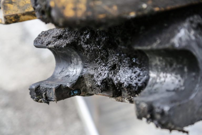 PLASTIKK: Indikatorpinnen nede til venstre viser at HK-festet er åpnet. Litt dumt at den er av plastikk og dermed har brukket under arbeid. I tillegg blir den fort så møkkete at den ikke synes veldig godt. (Foto: Runar F. Daler).