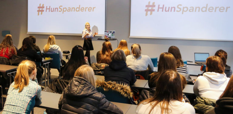 GRÜNDER: Isabelle Ringnes fortalte lærlingene hvordan hun stadig får høre at den eneste grunnen til at hun lykkes er at hun er søt å se på. (Foto: Runar F. Daler).