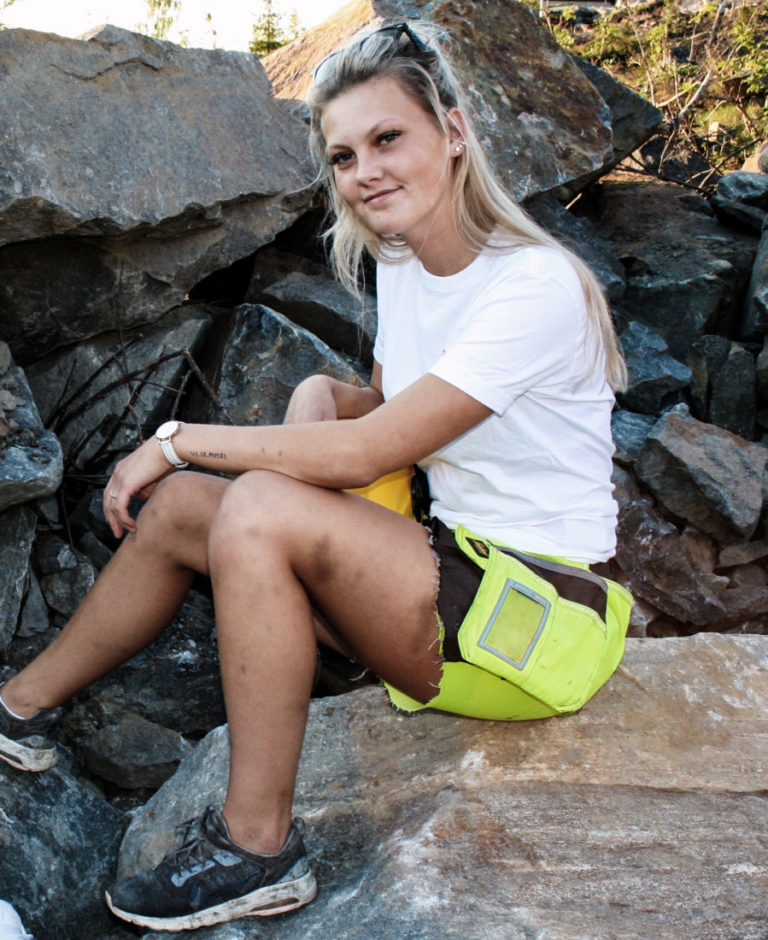 ANBEFALER BRANSJEN: Emily Biksrud (19) er lærling hos Arne Olav Lund AS. Hun har opprettet en Facebook- og en Snapchat-gruppe, der jentene holder kontakt og deler erfaringer. Selv har hun har aldri angret på at hun valgte anleggsbransjen, men legger ikke skjul på at det som jente kan by på visse utfordringer. (Privat foto).