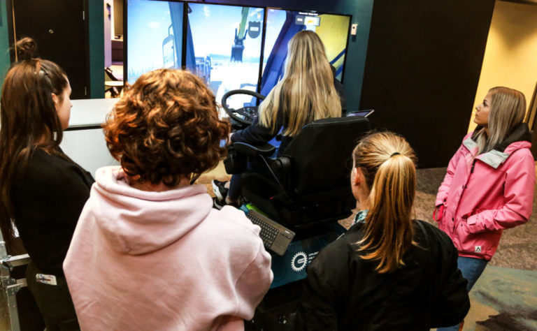 SIMULATOR: OKABs anleggsmaskinsimulator var populær blant lærlingene. (Foto: Runar F. Daler).