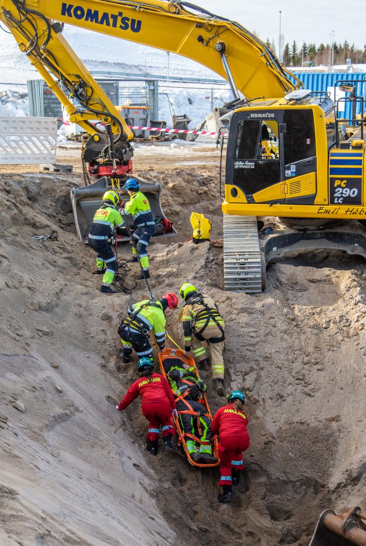 Her blir «den skadde» medarbeideren halt opp av grøfta til ventende ambulanse. (Foto: Runar F. Daler)